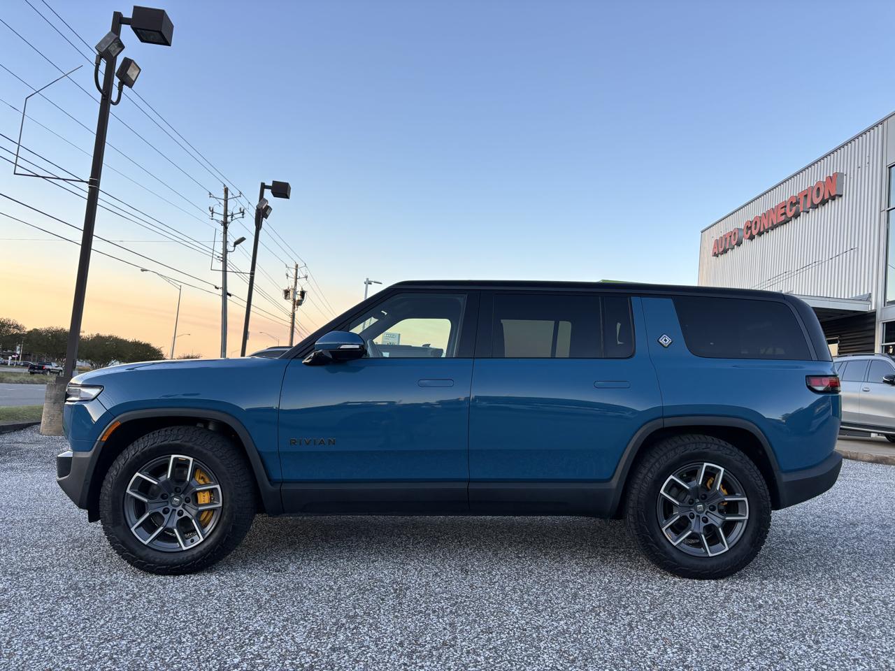 Rivian R1S Ascend Tri-Motor Max Pack 2025