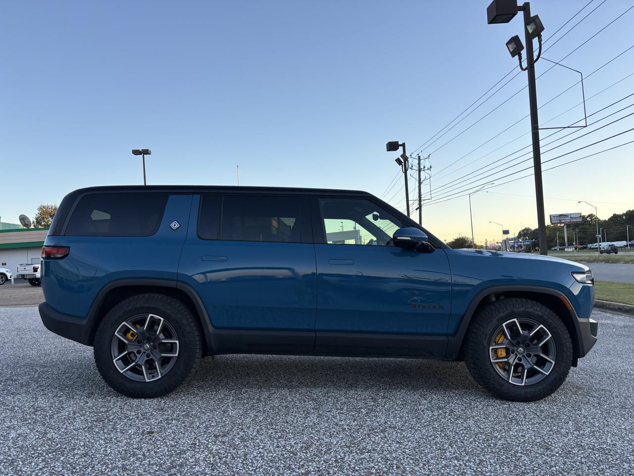 Rivian R1S Ascend Tri-Motor Max Pack 2025