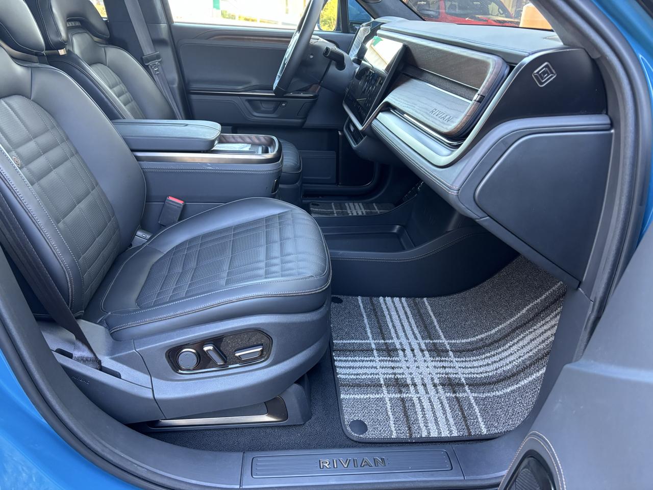 Rivian R1S Ascend Tri-Motor Max Pack 2025