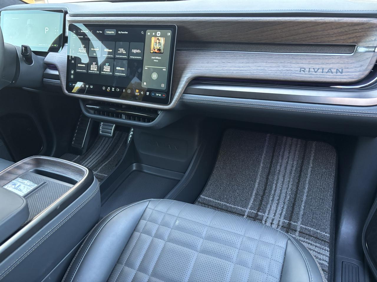 Rivian R1S Ascend Tri-Motor Max Pack 2025
