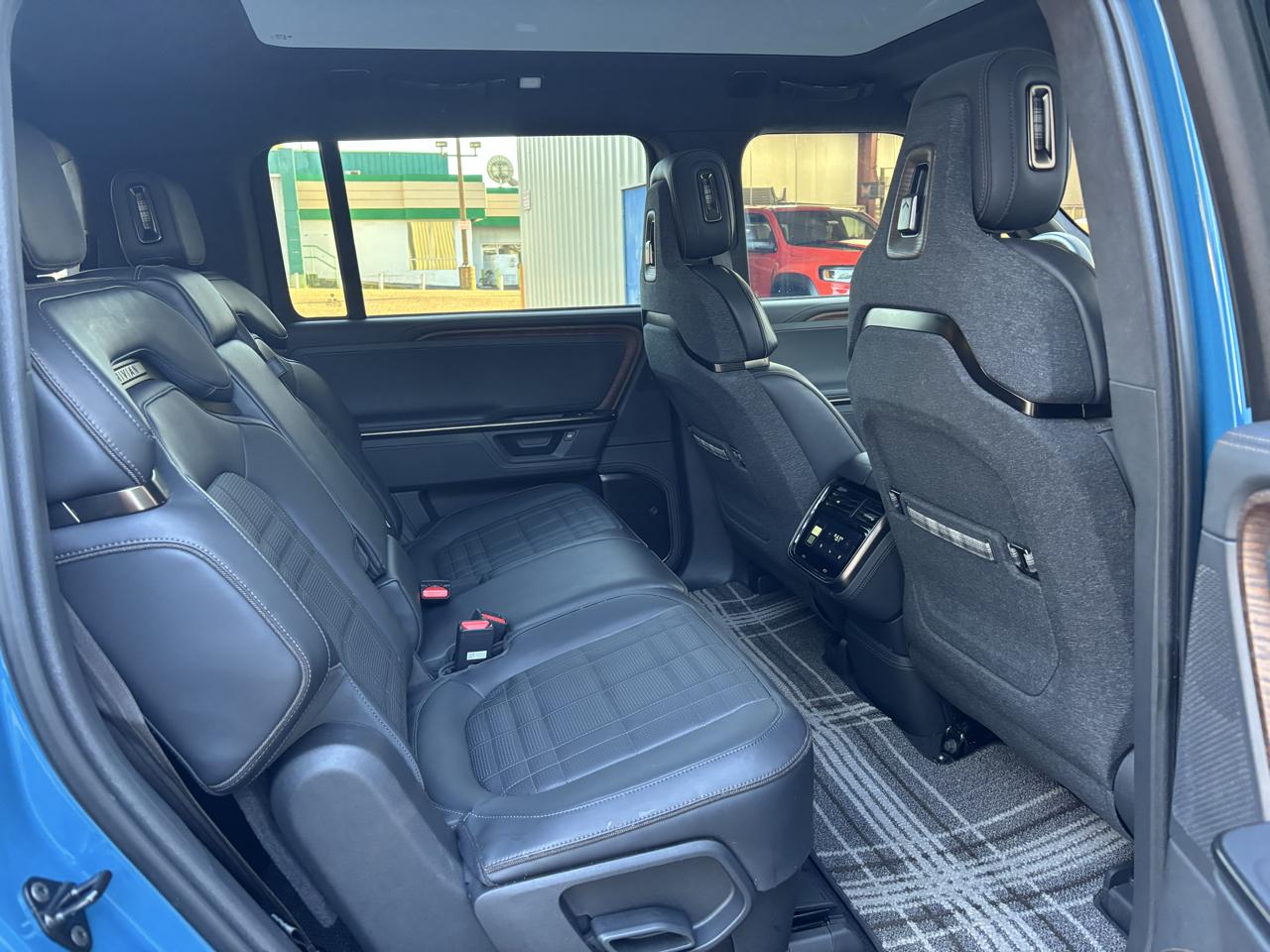 Rivian R1S Ascend Tri-Motor Max Pack 2025