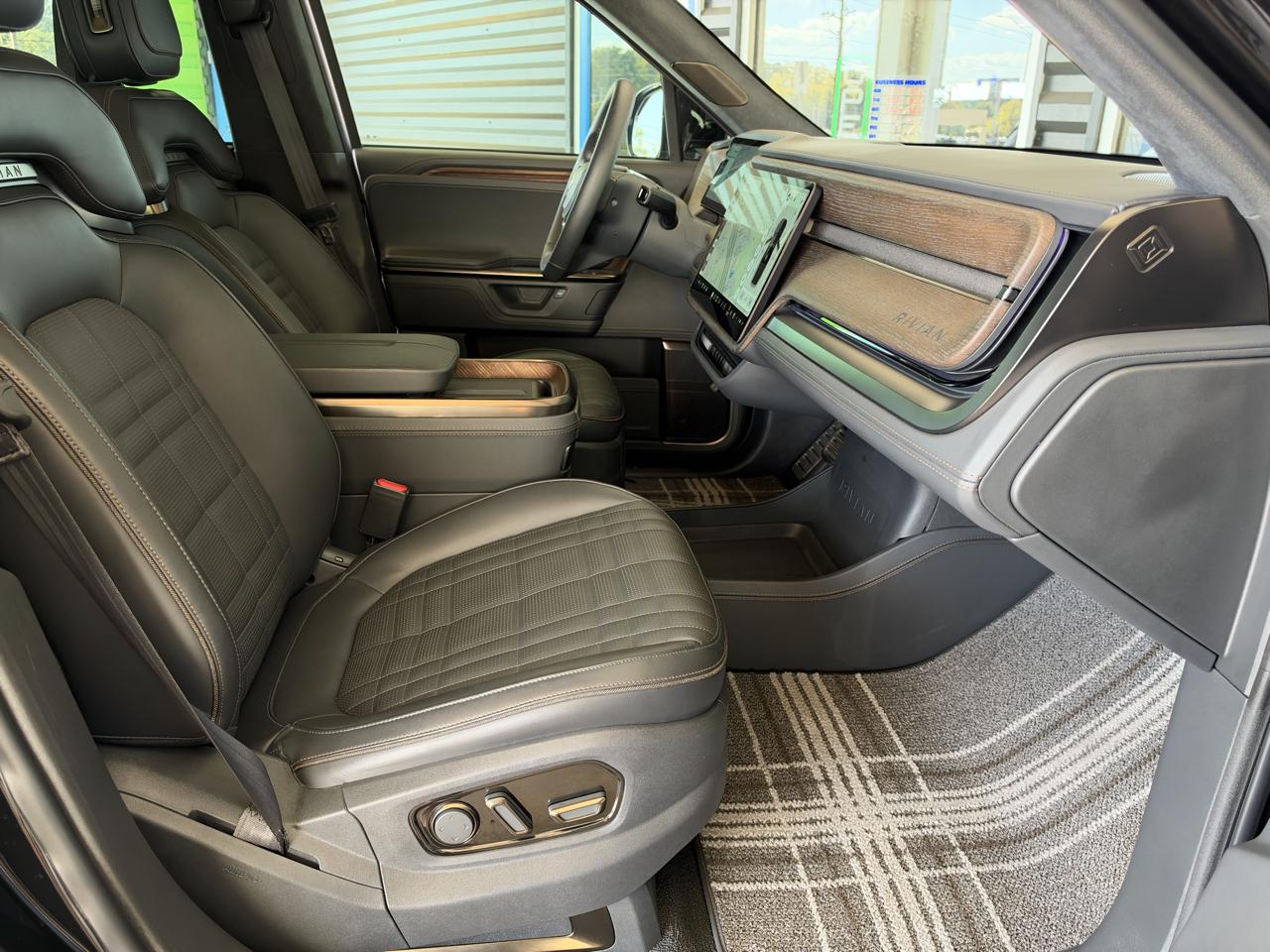 Rivian R1S Ascend Tri-Motor Max Pack 2025