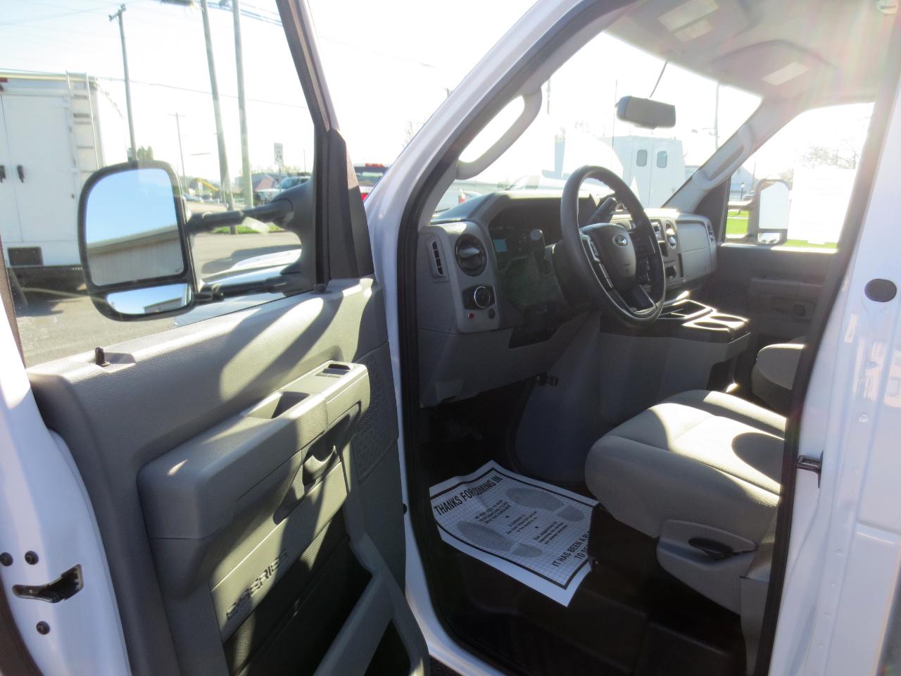 Ford Econoline E-450 2024