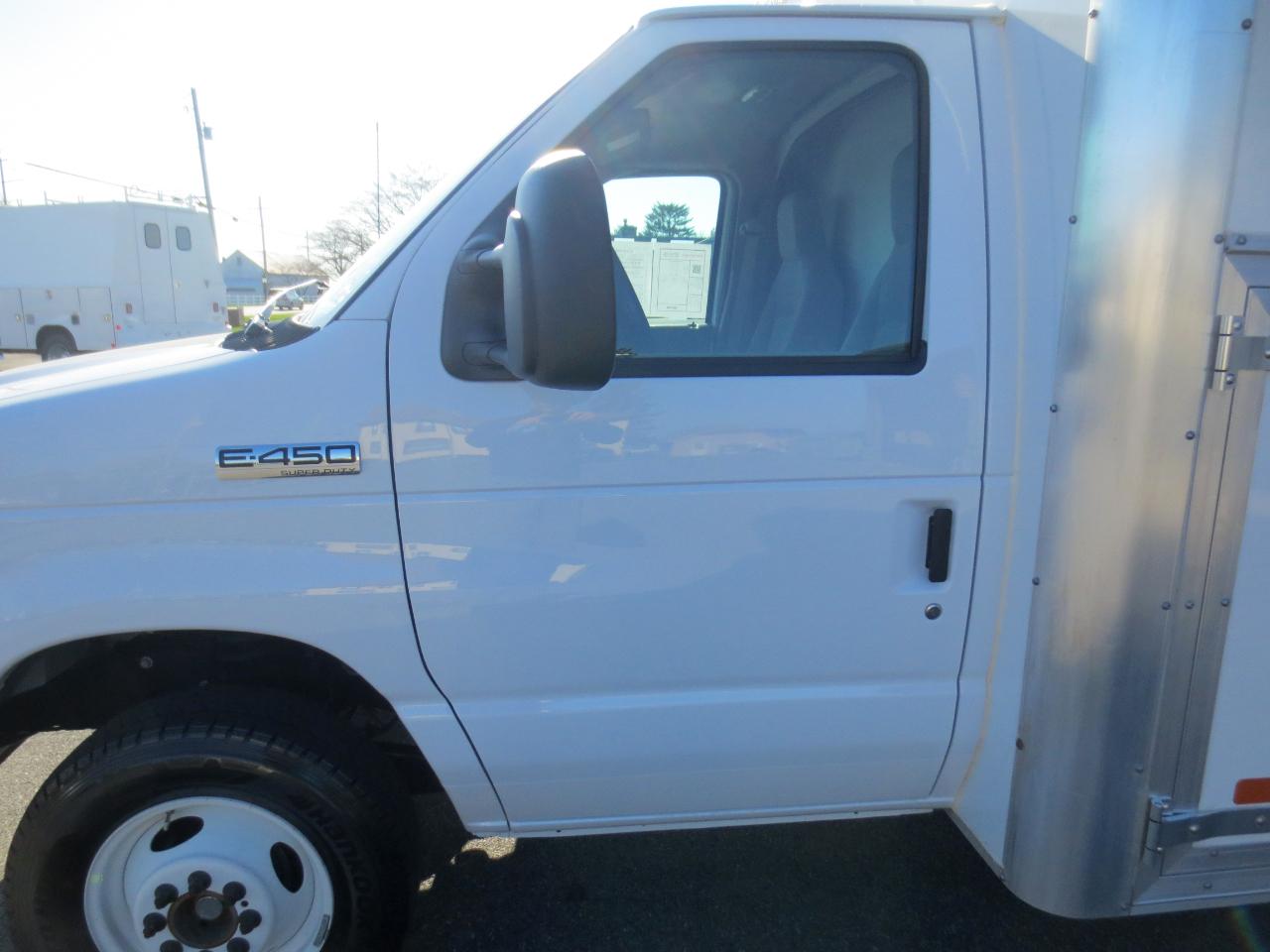 Ford Econoline E-450 2024