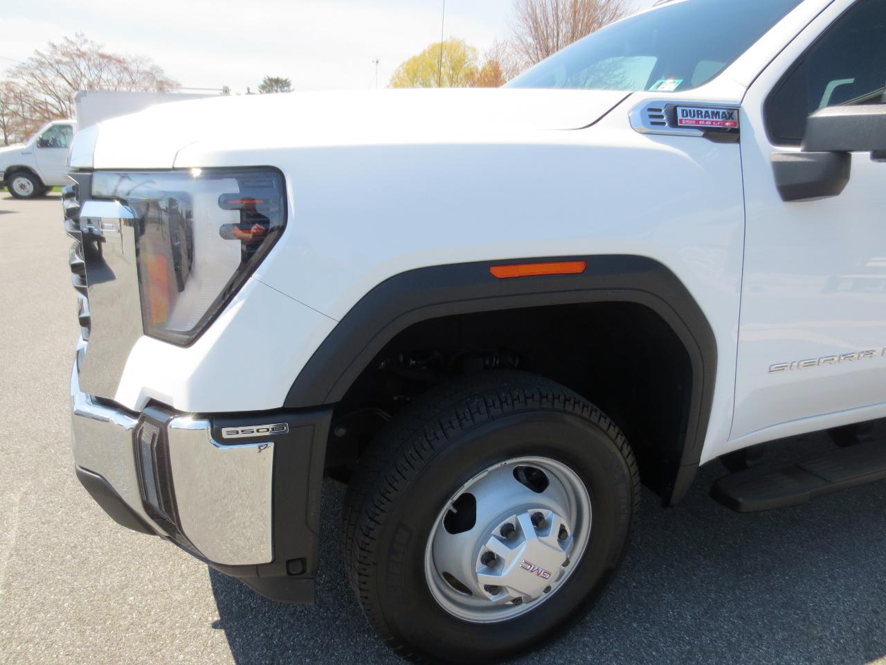 GMC Sierra 3500HD Pro Crew Cab 4WD LB 2024