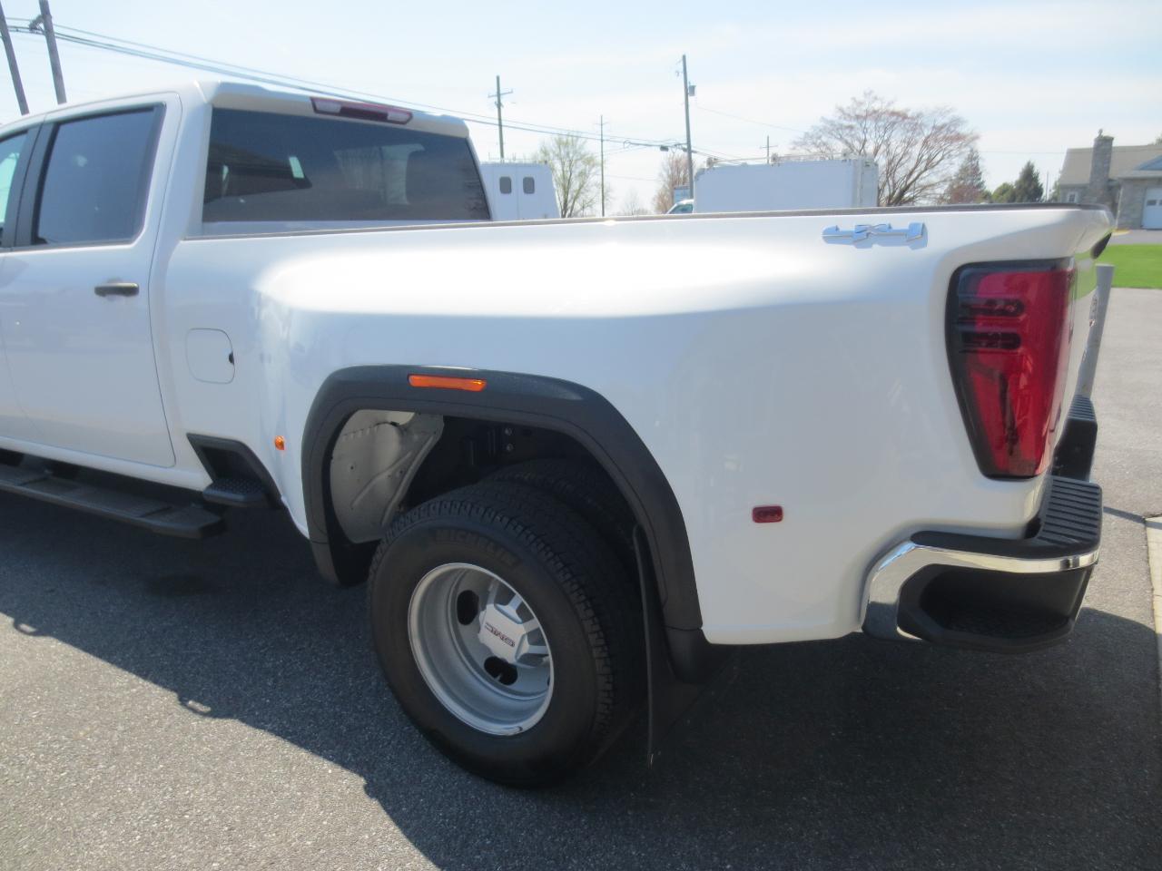 GMC Sierra 3500HD Pro Crew Cab 4WD LB 2024
