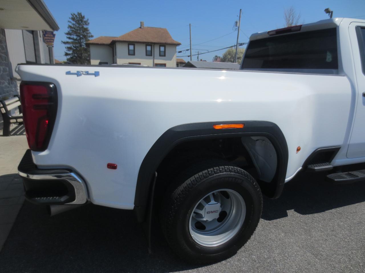 GMC Sierra 3500HD Pro Crew Cab 4WD LB 2024