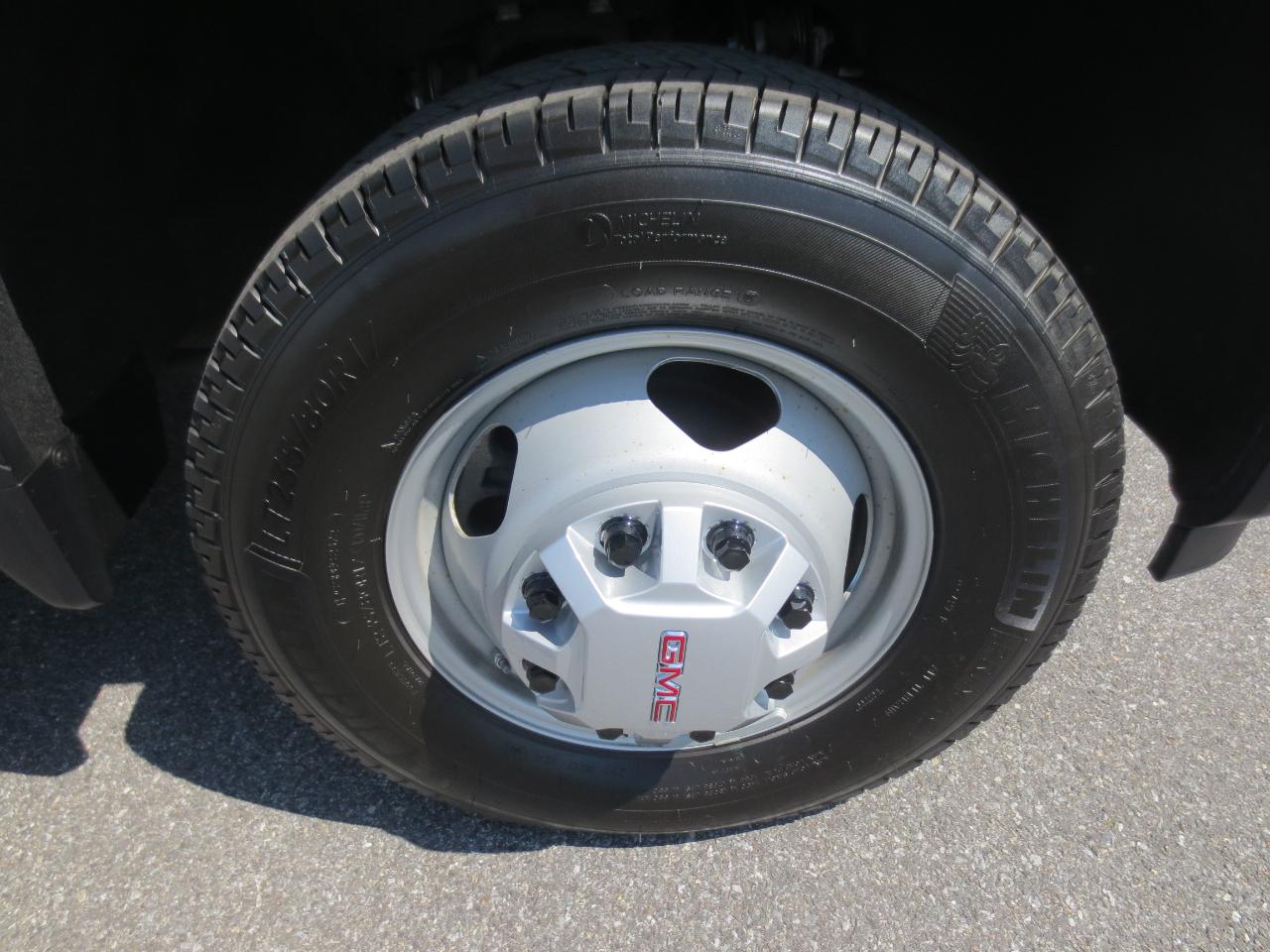 GMC Sierra 3500HD Pro Crew Cab 4WD LB 2024