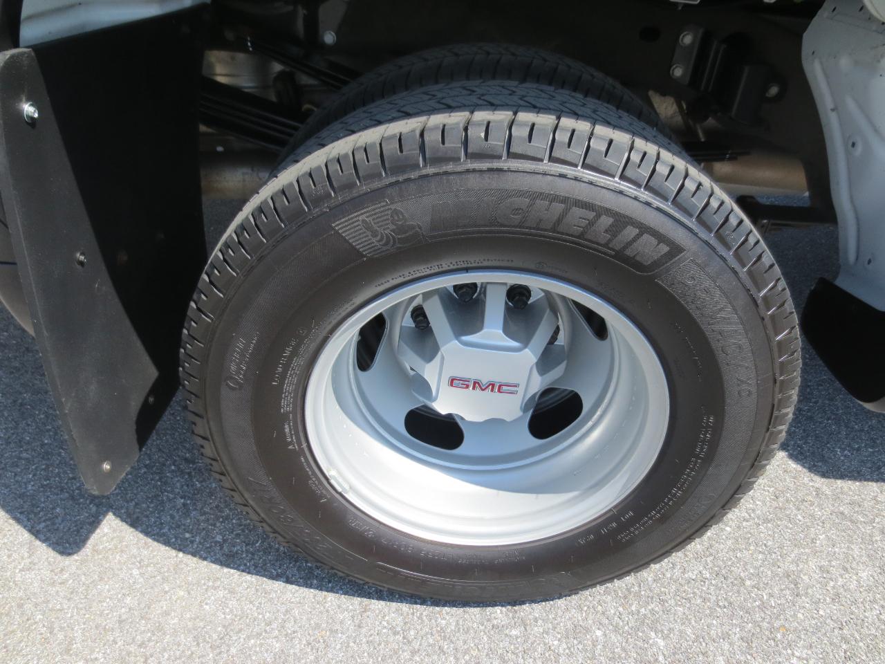 GMC Sierra 3500HD Pro Crew Cab 4WD LB 2024