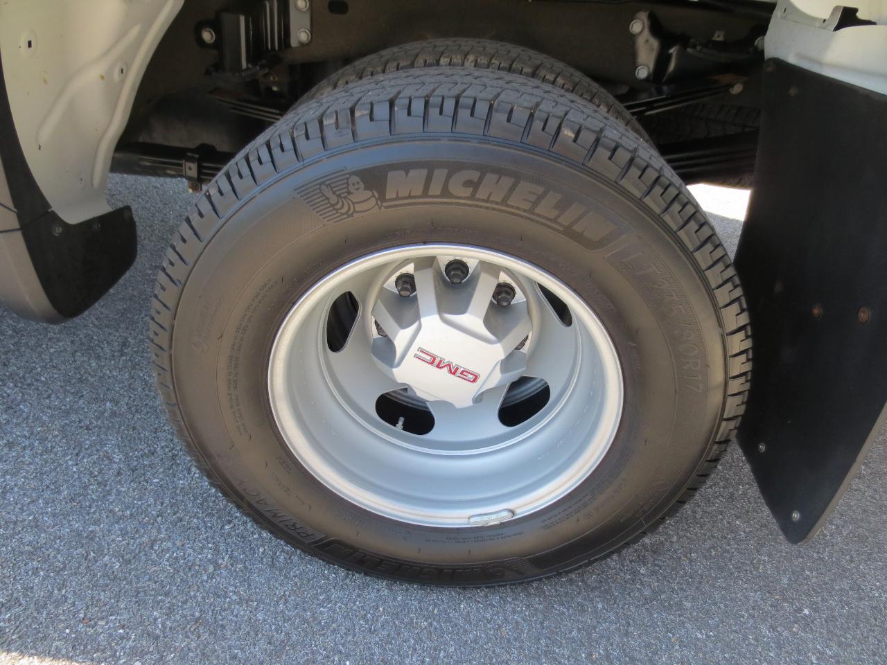 GMC Sierra 3500HD Pro Crew Cab 4WD LB 2024