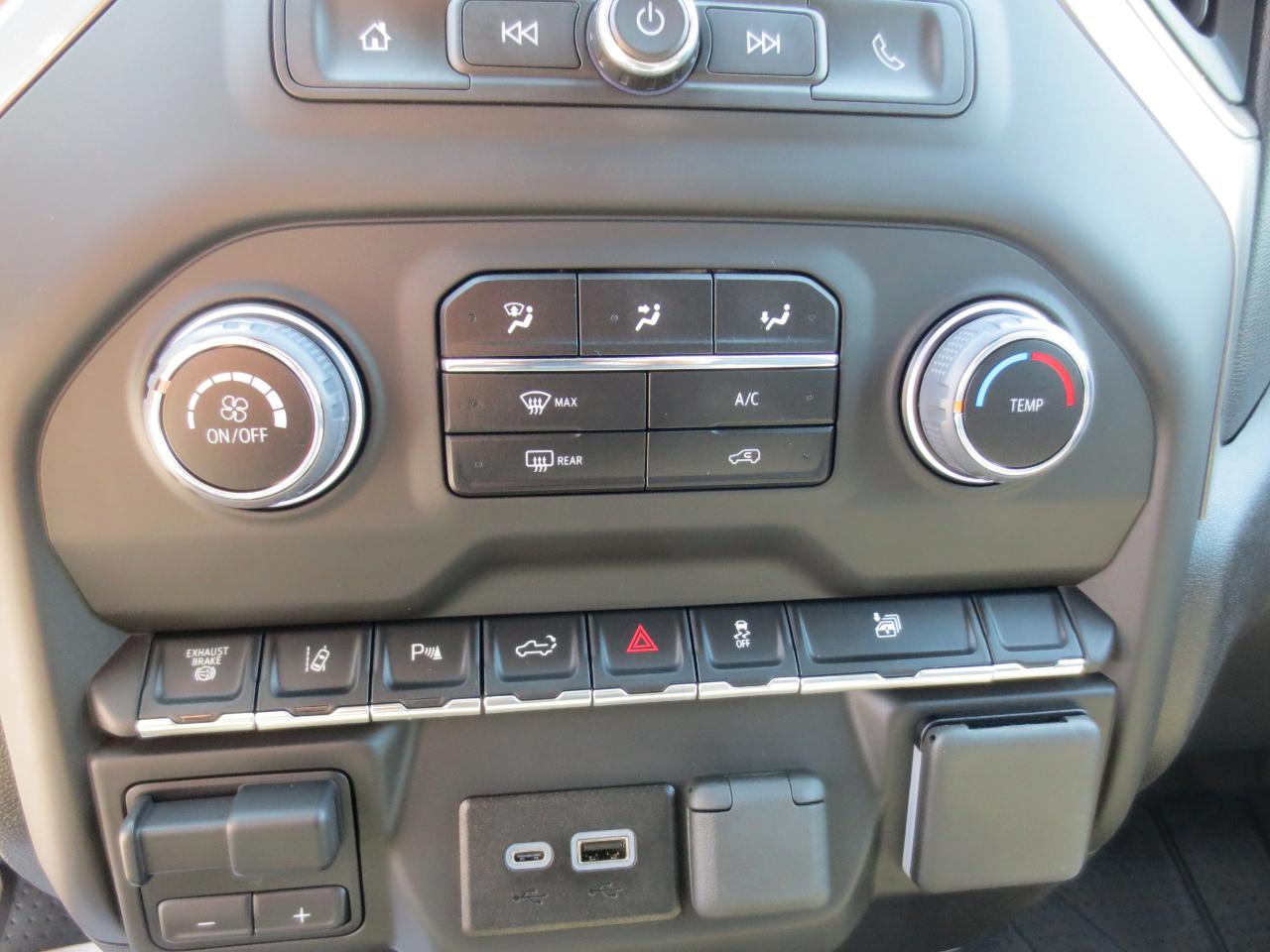 Chevrolet Silverado 2500HD Custom Crew Cab Long Box 4WD 2025