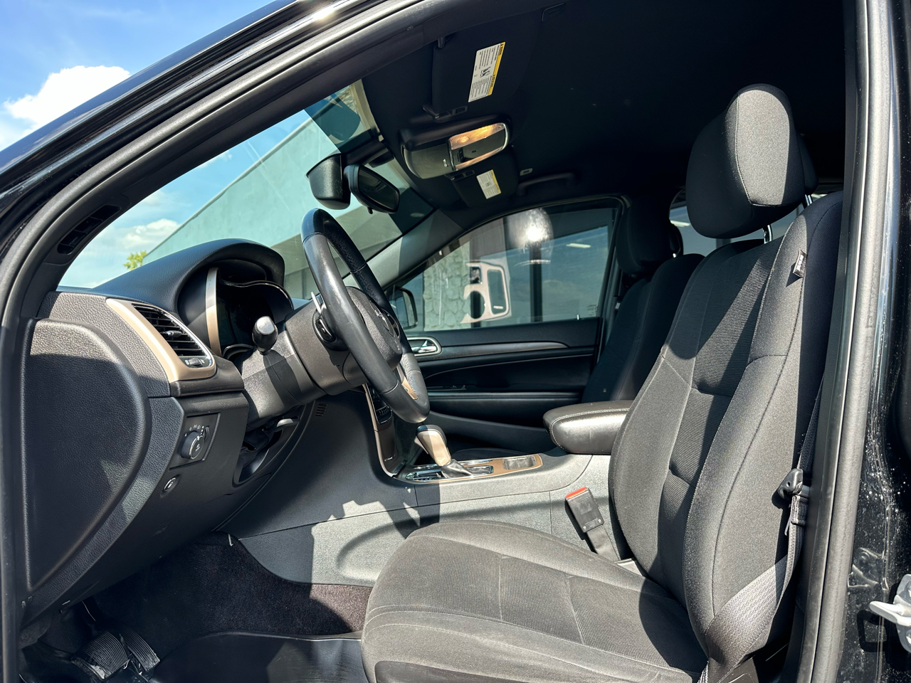 2017 Jeep Grand Cherokee Laredo photo 2
