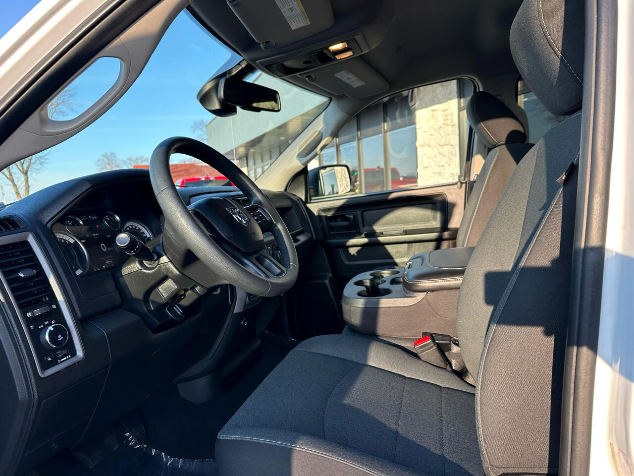 RAM 1500 Classic Express 4x4 Crew Cab 5'7" Box 2023