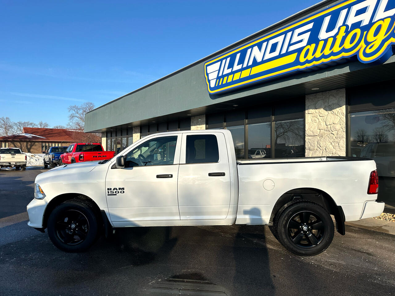 RAM 1500 Classic Express 4x4 Crew Cab 5'7" Box 2023