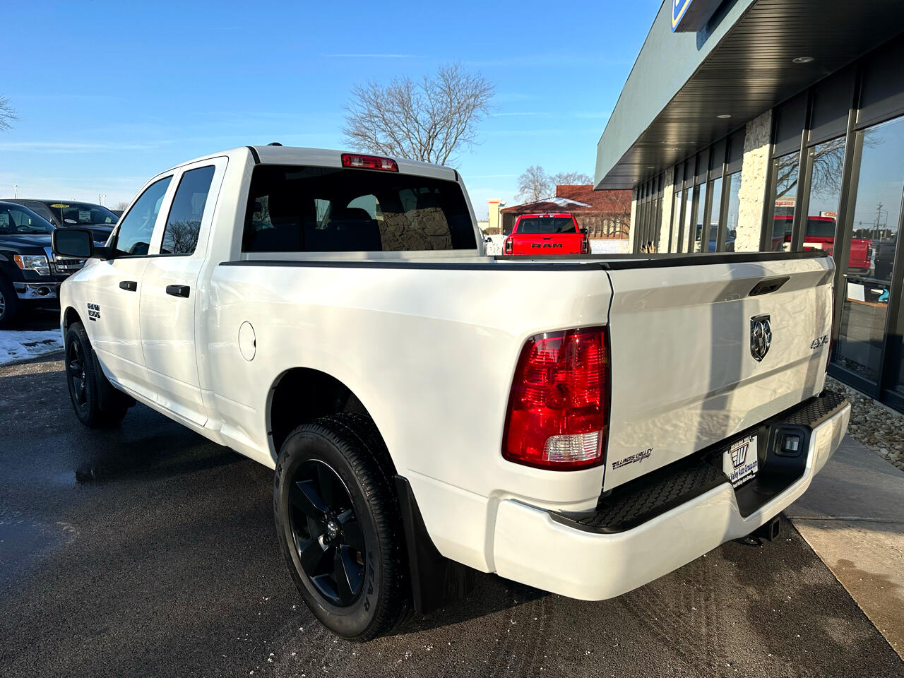 RAM 1500 Classic Express 4x4 Crew Cab 5'7" Box 2023
