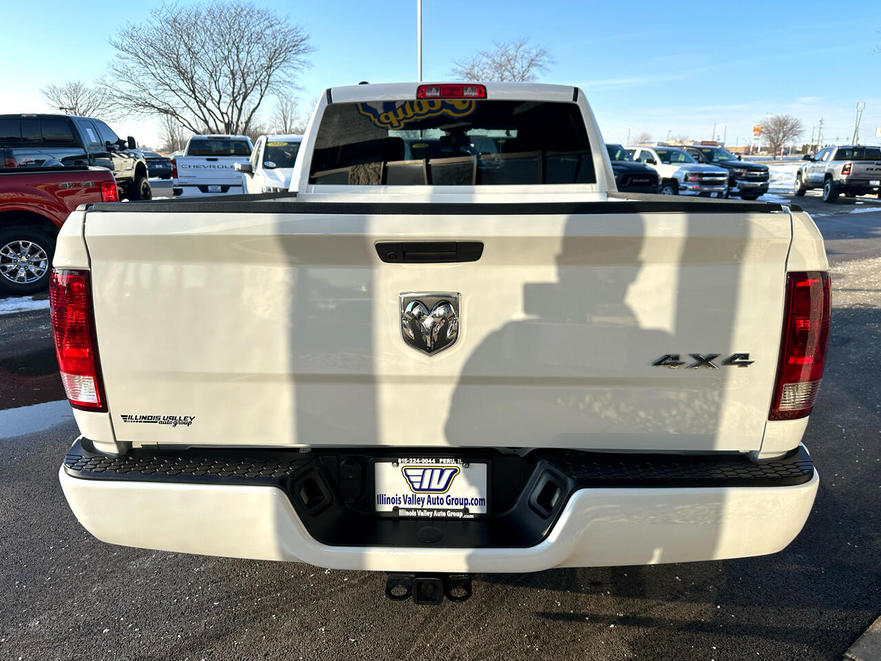 RAM 1500 Classic Express 4x4 Crew Cab 5'7" Box 2023