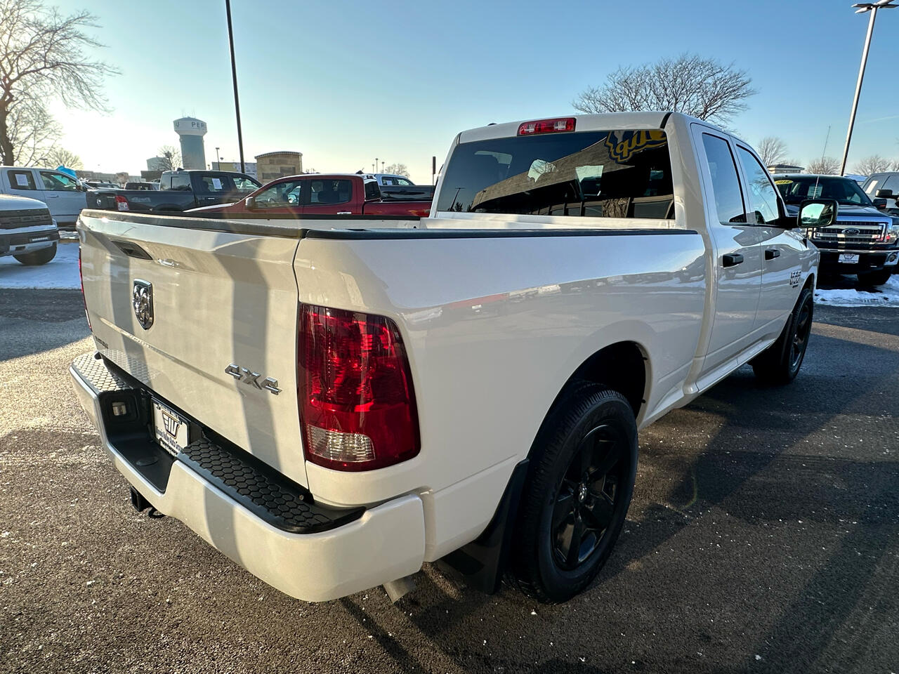 RAM 1500 Classic Express 4x4 Crew Cab 5'7" Box 2023
