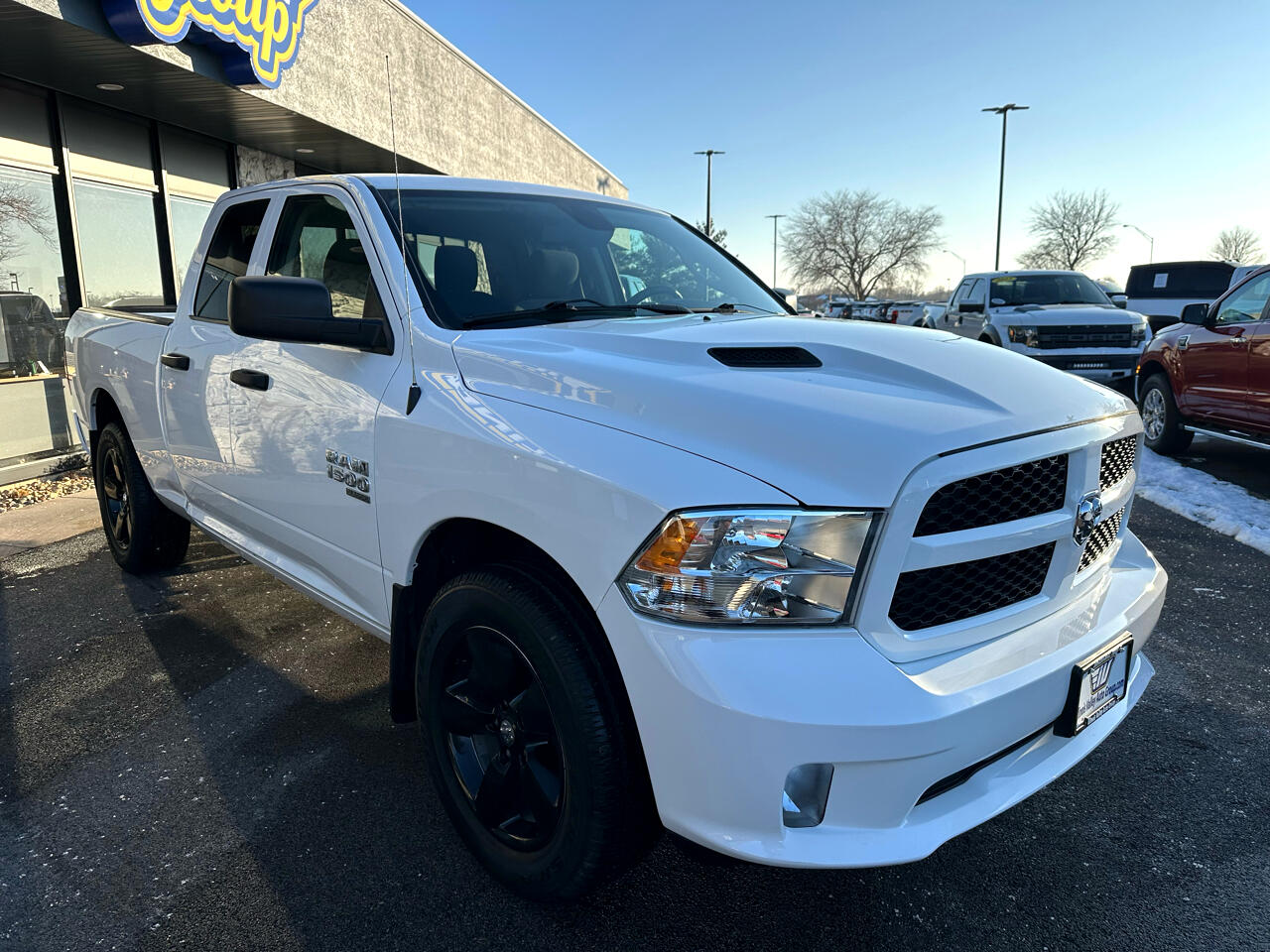 RAM 1500 Classic Express 4x4 Crew Cab 5'7" Box 2023