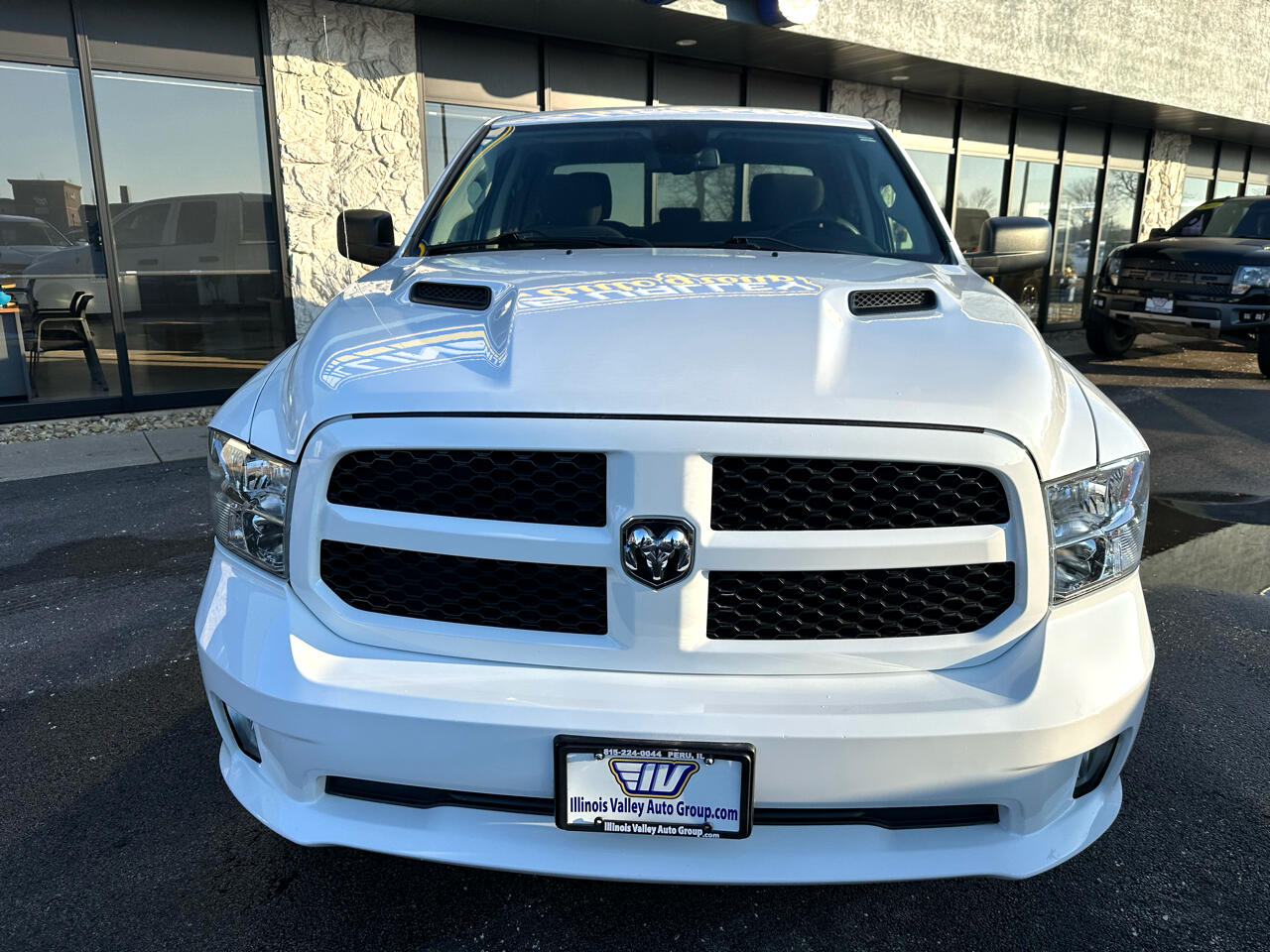 RAM 1500 Classic Express 4x4 Crew Cab 5'7" Box 2023