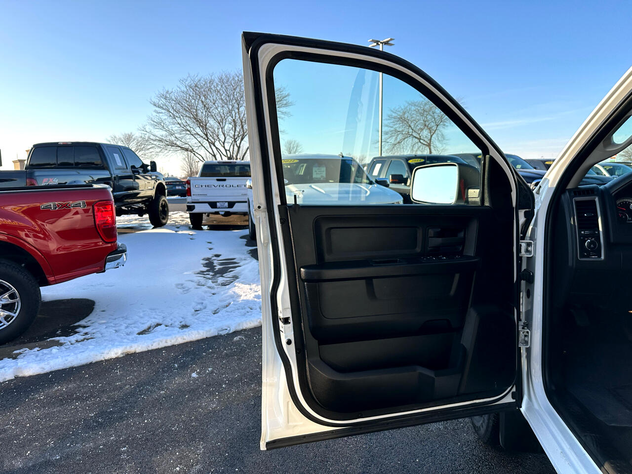 RAM 1500 Classic Express 4x4 Crew Cab 5'7" Box 2023