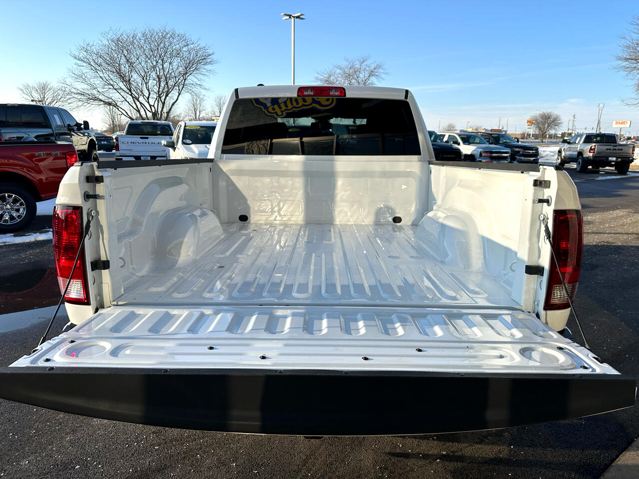 RAM 1500 Classic Express 4x4 Crew Cab 5'7" Box 2023
