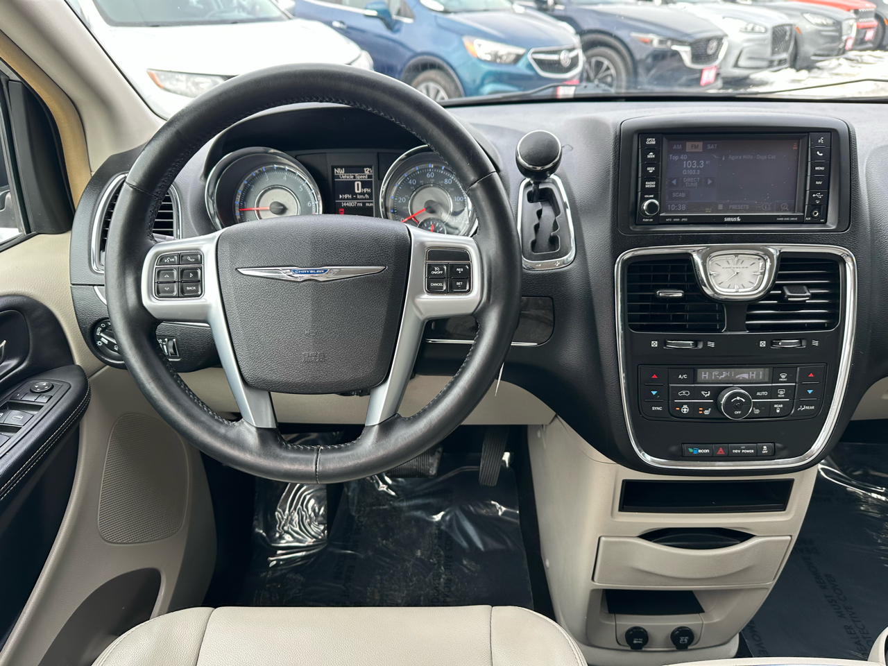 Chrysler Town & Country Touring-L 2012