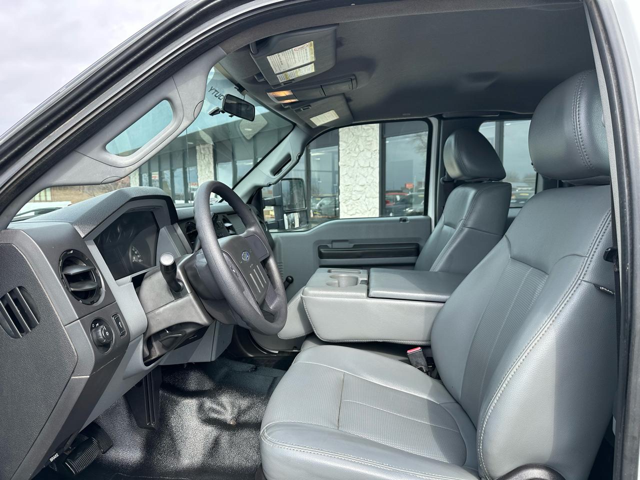 Ford F-350 SD XL SuperCab 2WD DRW 2011