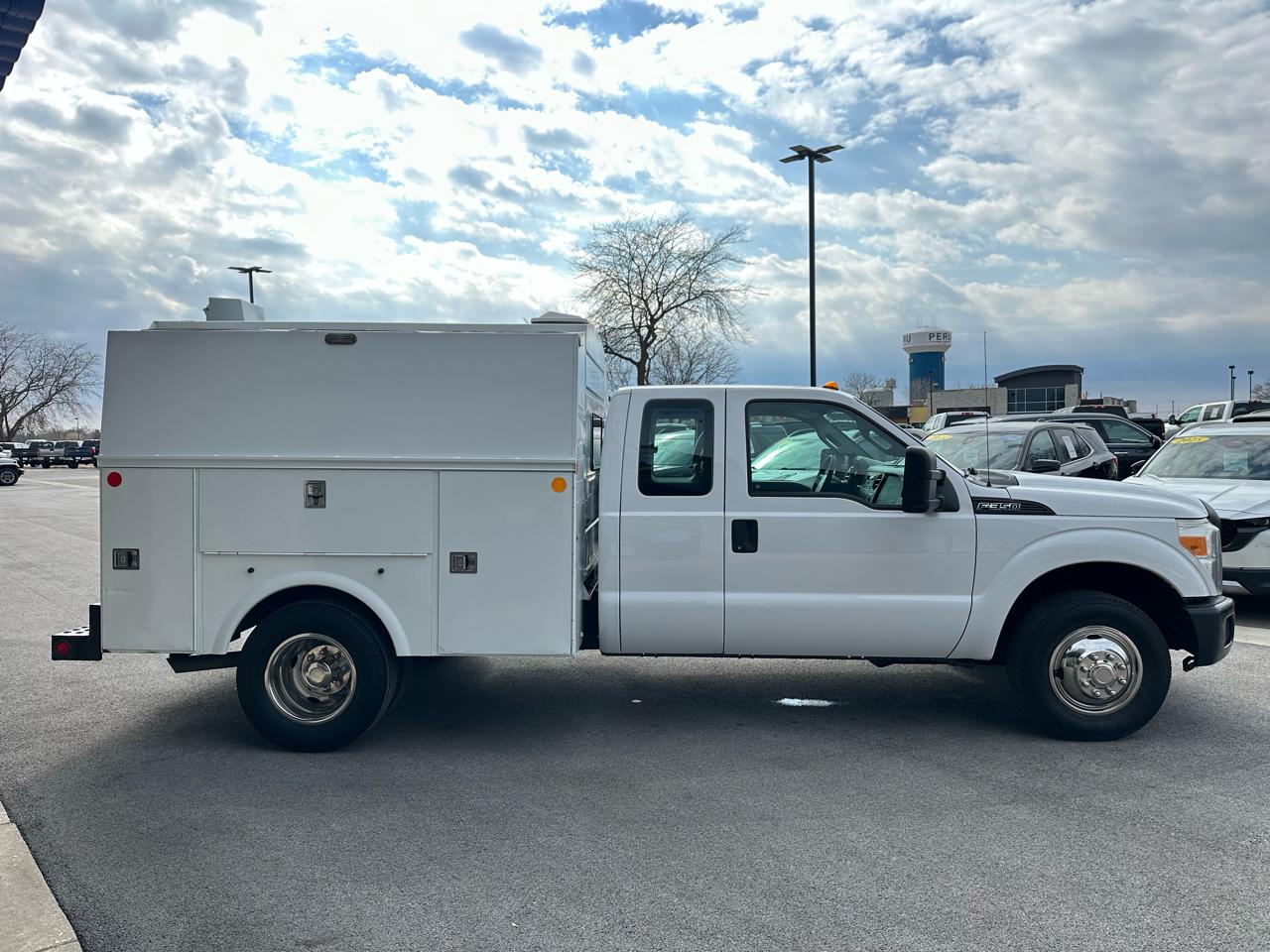 Ford F-350 SD XL SuperCab 2WD DRW 2011