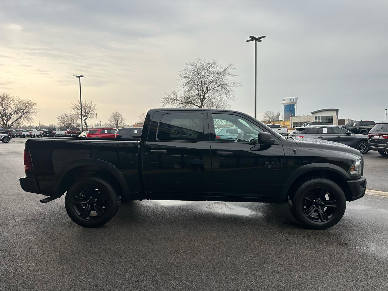 RAM 1500 Classic Warlock 4x4 Crew Cab 5'7" Box 2024