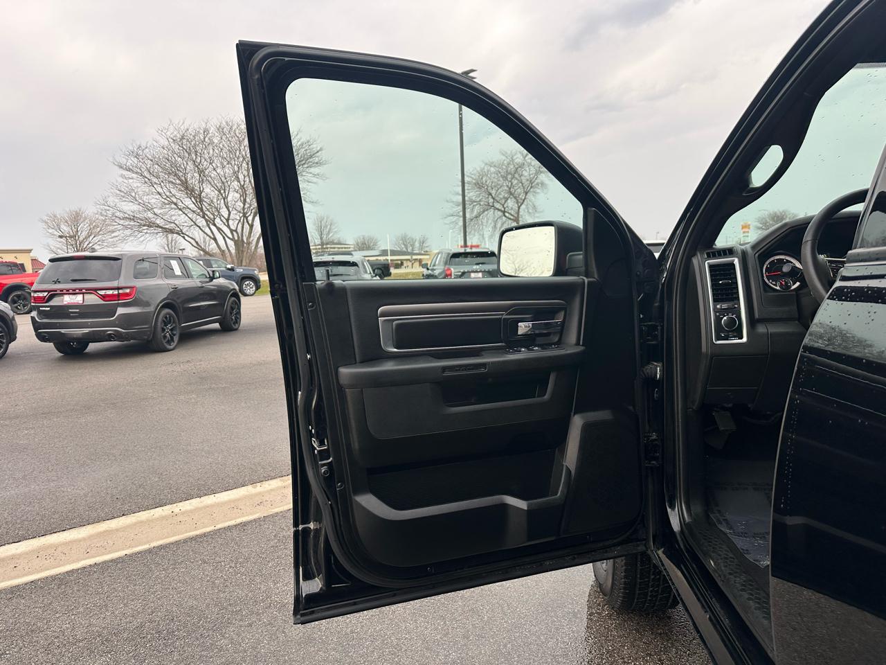 RAM 1500 Classic Warlock 4x4 Crew Cab 5'7" Box 2024