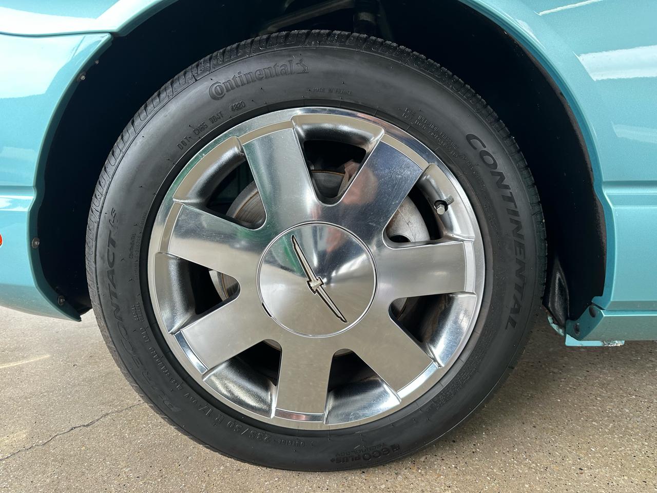 Ford Thunderbird Deluxe 2002