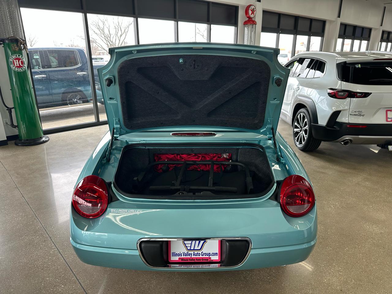 Ford Thunderbird Deluxe 2002