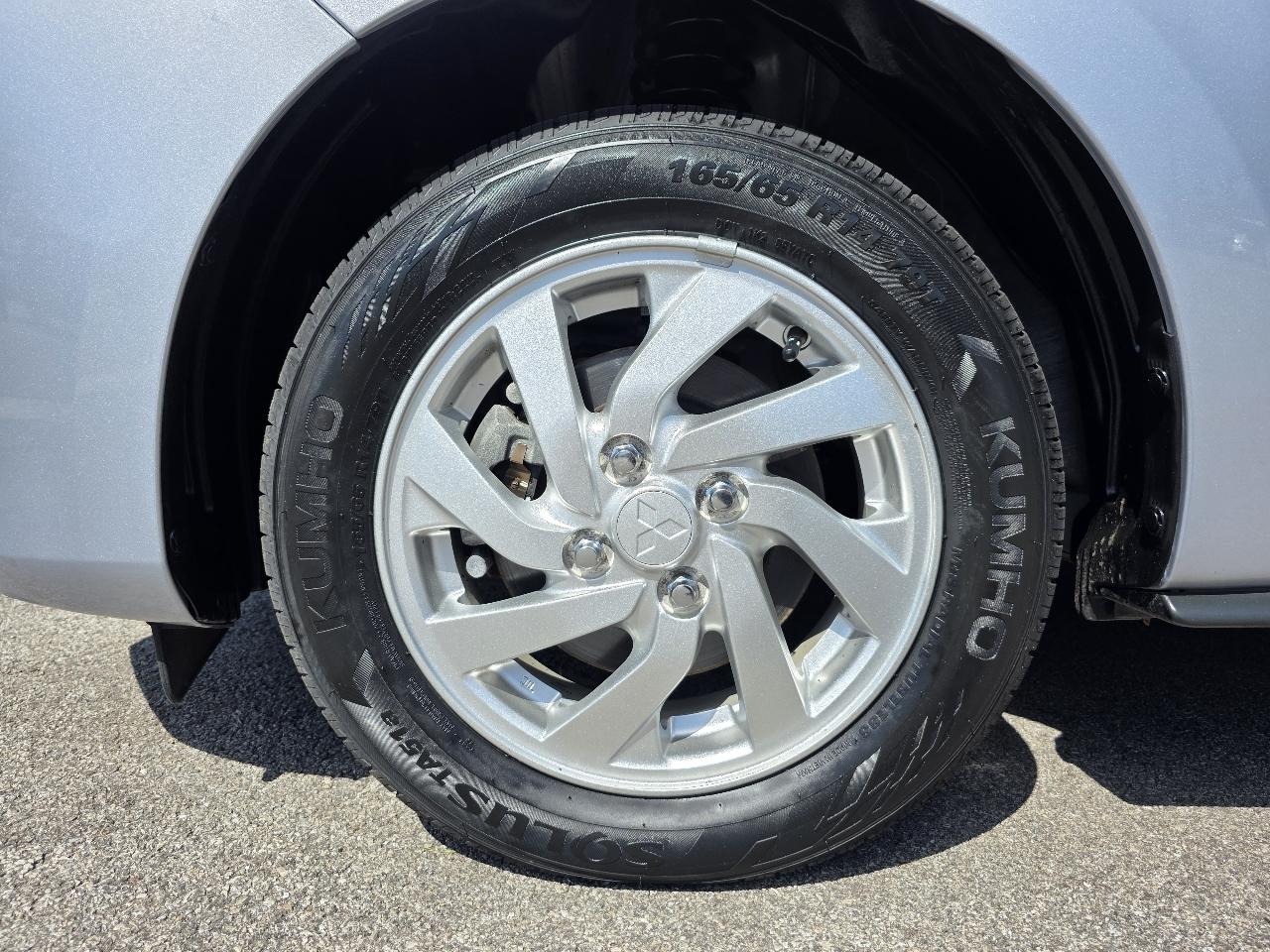 Mitsubishi Mirage ES 2024