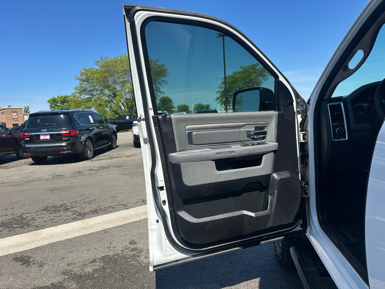 RAM 1500 Outdoorsman 4x4 Crew Cab 5'7" Box 2017