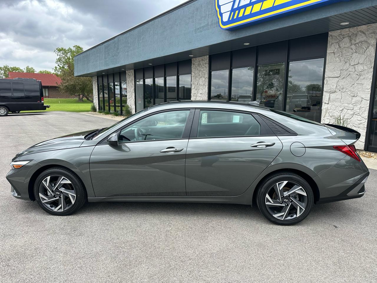 Hyundai Elantra Hybrid  2025