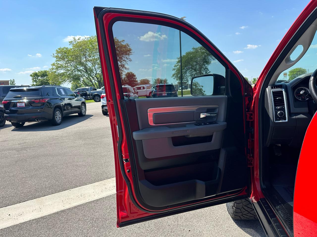 RAM 1500 SLT Quad Cab 4WD 2016