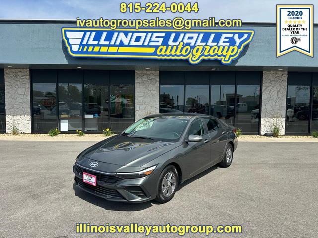 Gray 2025 Hyundai Elantra SE FWD Sedan Front-Wheel Drive Automatic