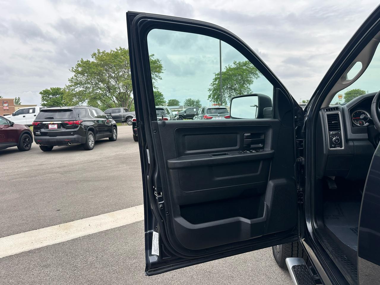 RAM 1500 Tradesman Quad Cab 4WD 2017
