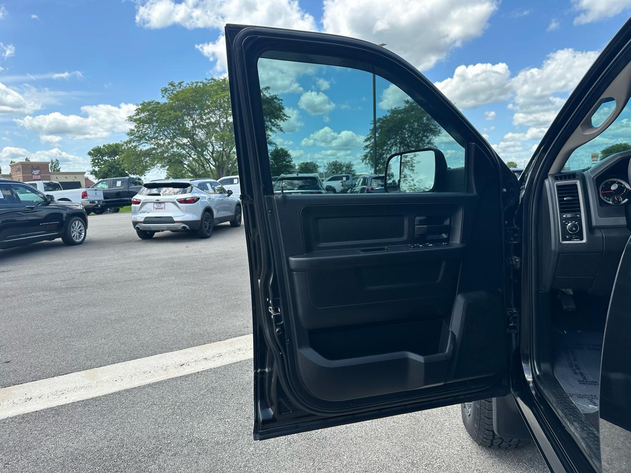 RAM 1500 Express 4x4 Crew Cab 5'7" Box 2018