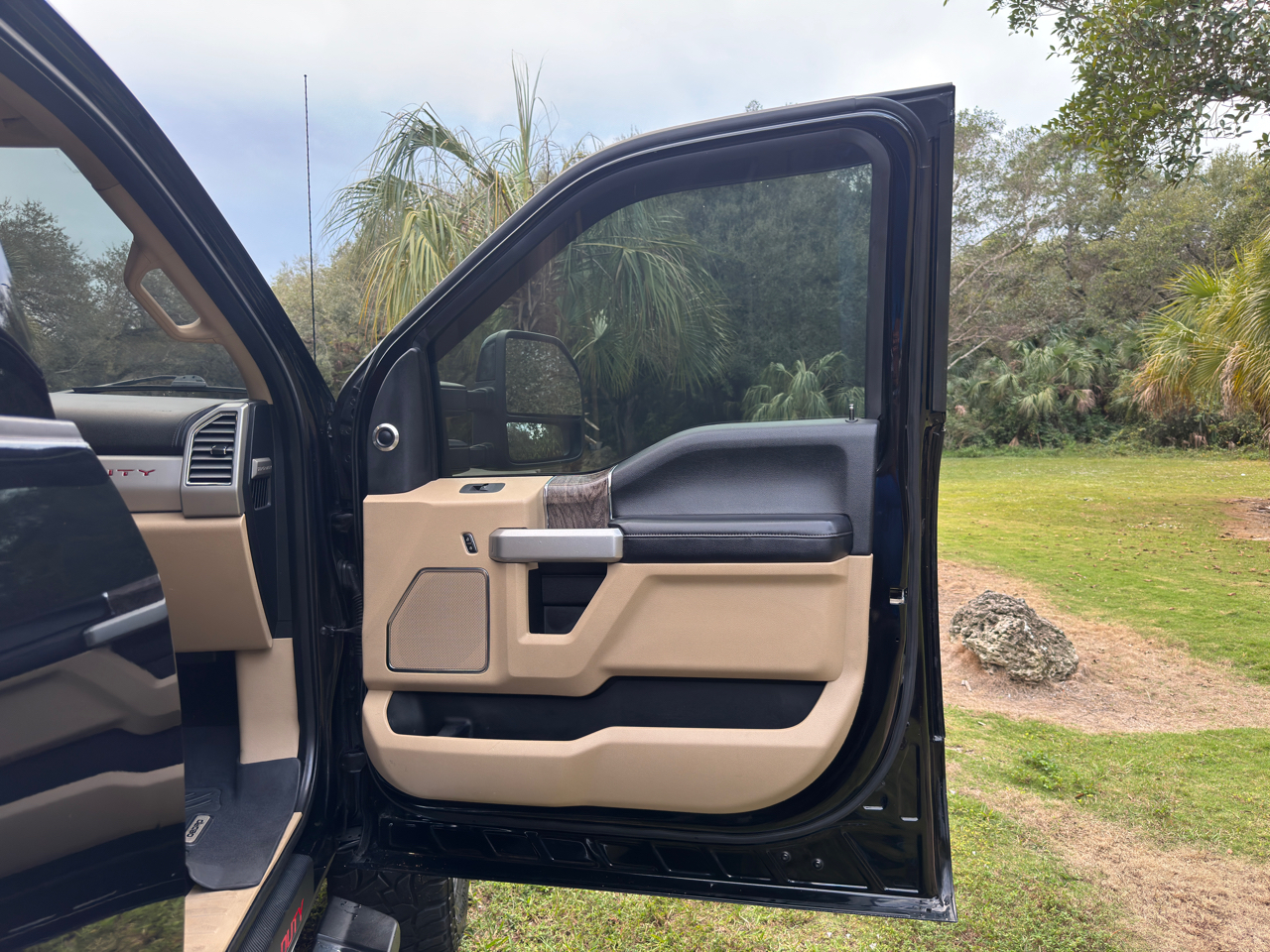 Ford Super Duty F-250 SRW 4WD Crew Cab 156" Lariat 2017