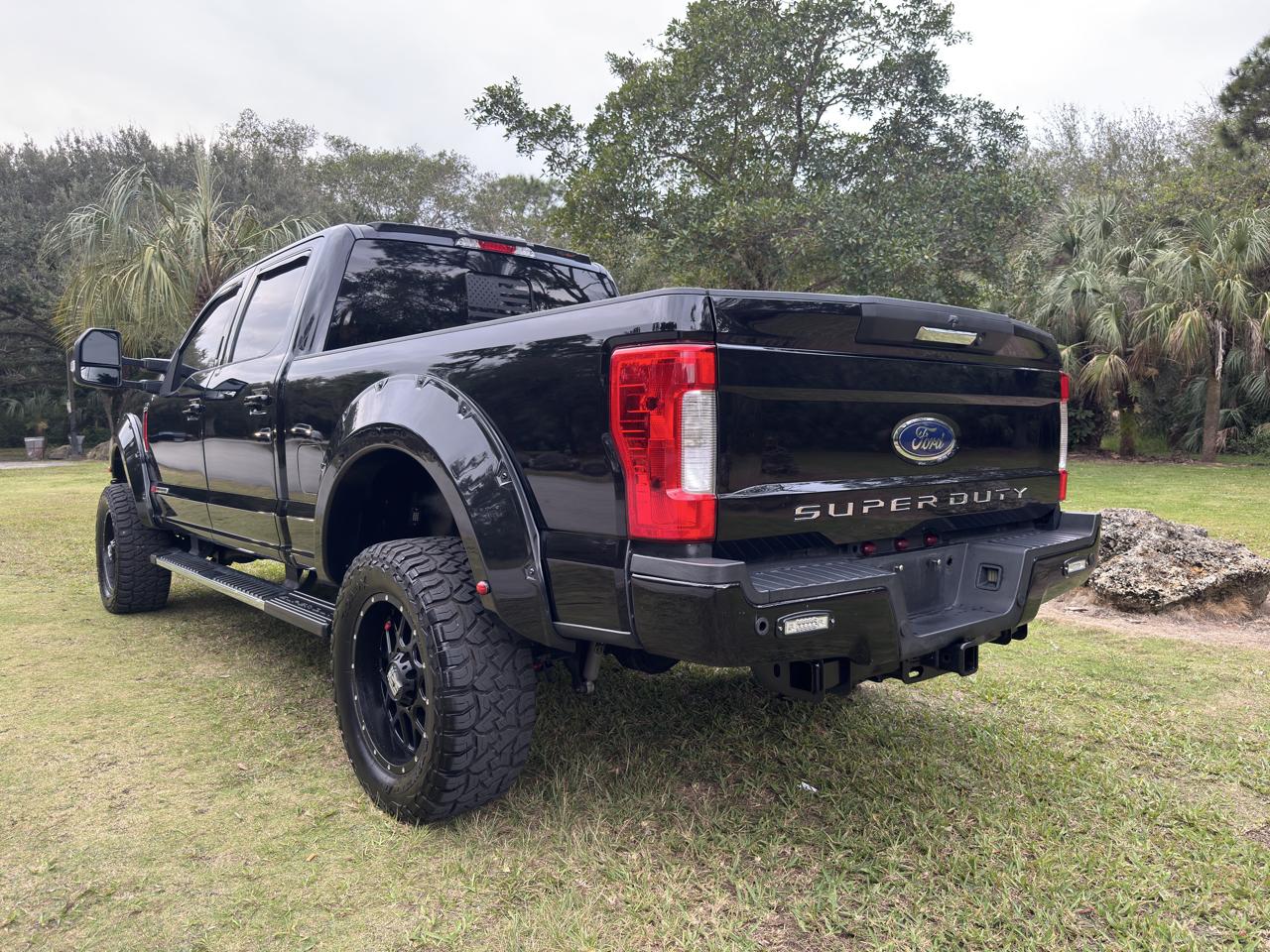 Ford Super Duty F-250 SRW 4WD Crew Cab 156" Lariat 2017