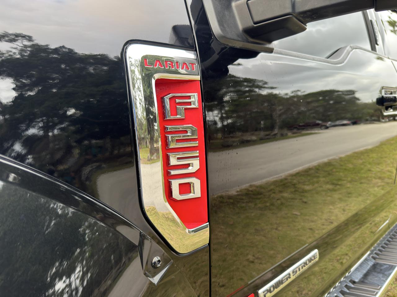 Ford Super Duty F-250 SRW 4WD Crew Cab 156" Lariat 2017
