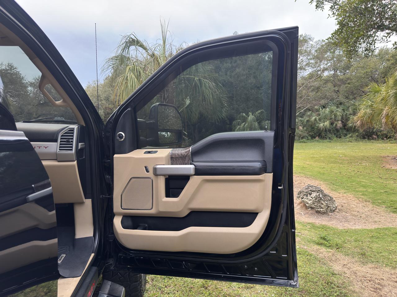 Ford Super Duty F-250 SRW 4WD Crew Cab 156" Lariat 2017