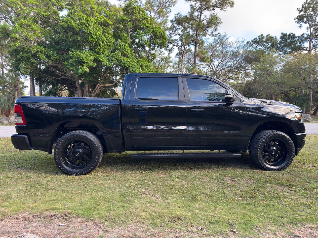 RAM 1500 Big Horn 4x4 Crew Cab 5'7" Box 2020