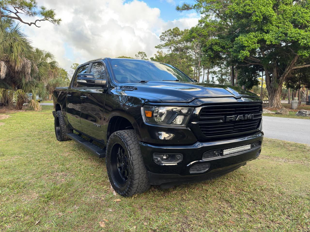 RAM 1500 Big Horn 4x4 Crew Cab 5'7" Box 2020