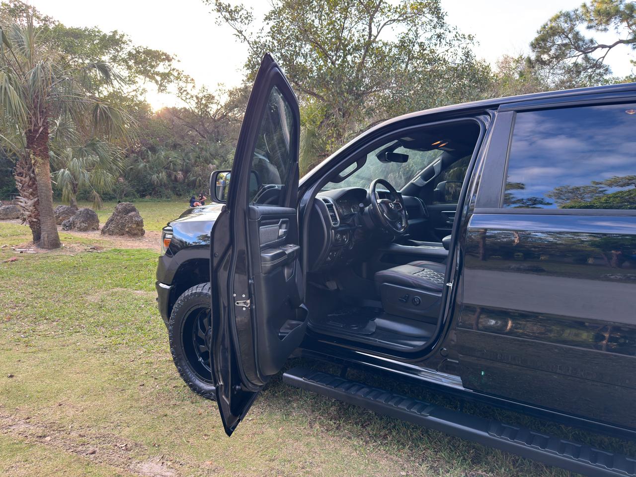 RAM 1500 Big Horn 4x4 Crew Cab 5'7" Box 2020