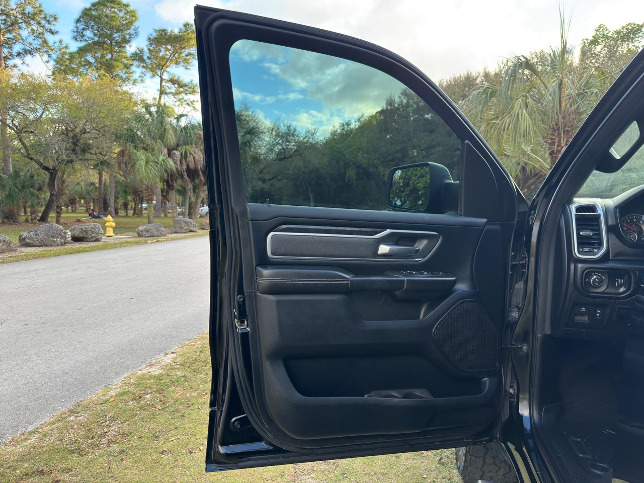 RAM 1500 Big Horn 4x4 Crew Cab 5'7" Box 2020