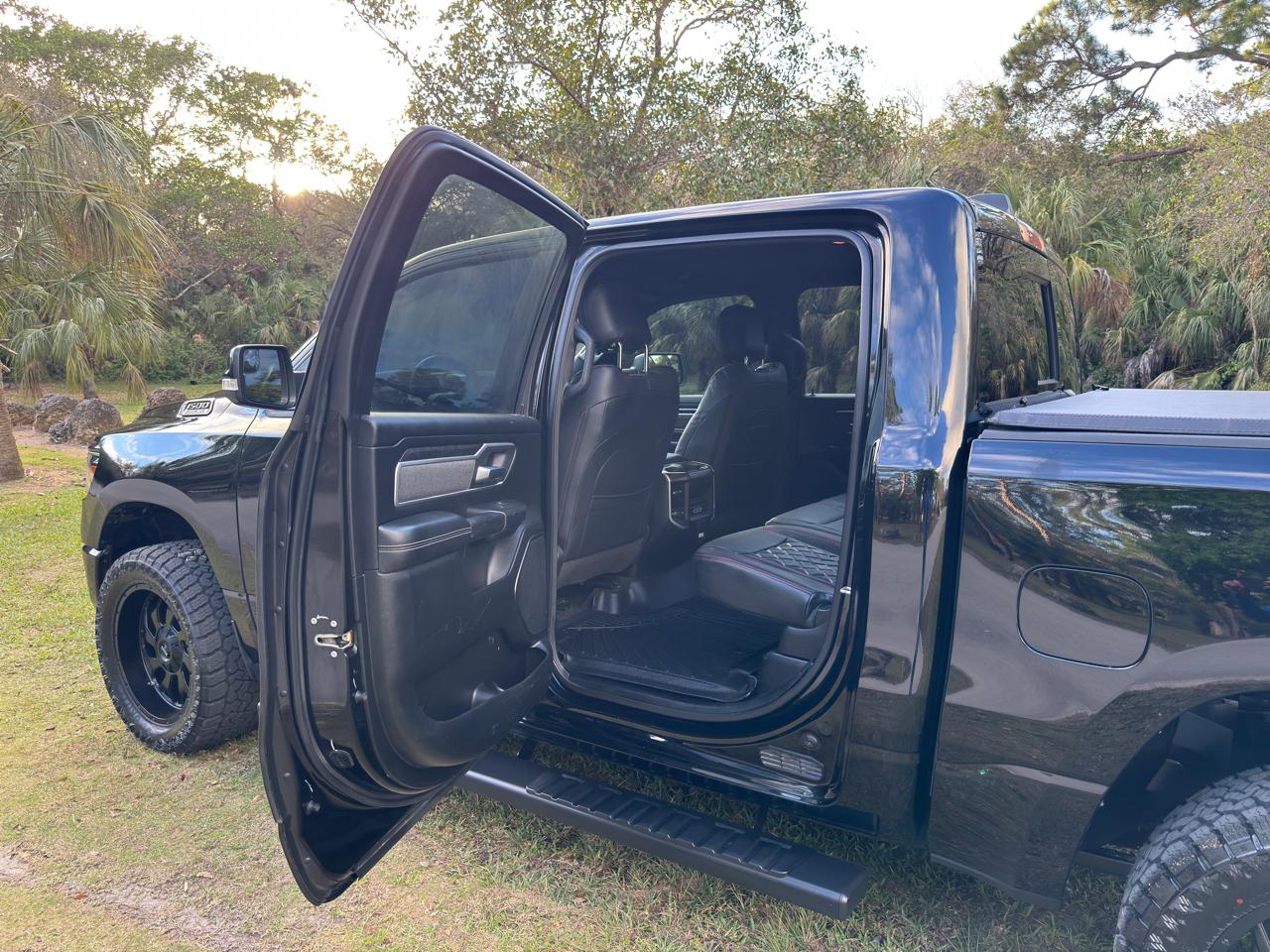 RAM 1500 Big Horn 4x4 Crew Cab 5'7" Box 2020