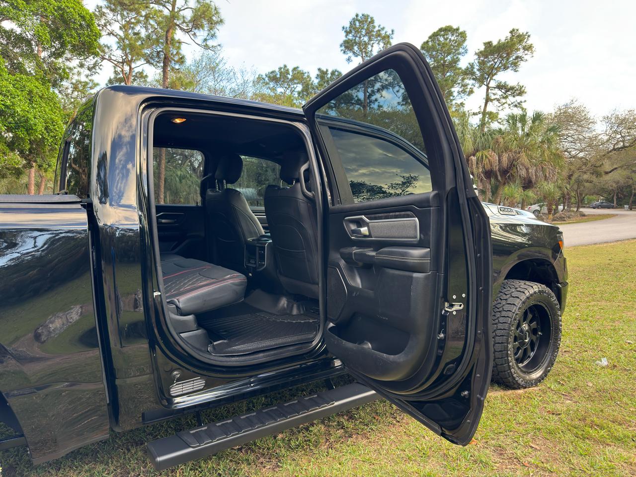 RAM 1500 Big Horn 4x4 Crew Cab 5'7" Box 2020