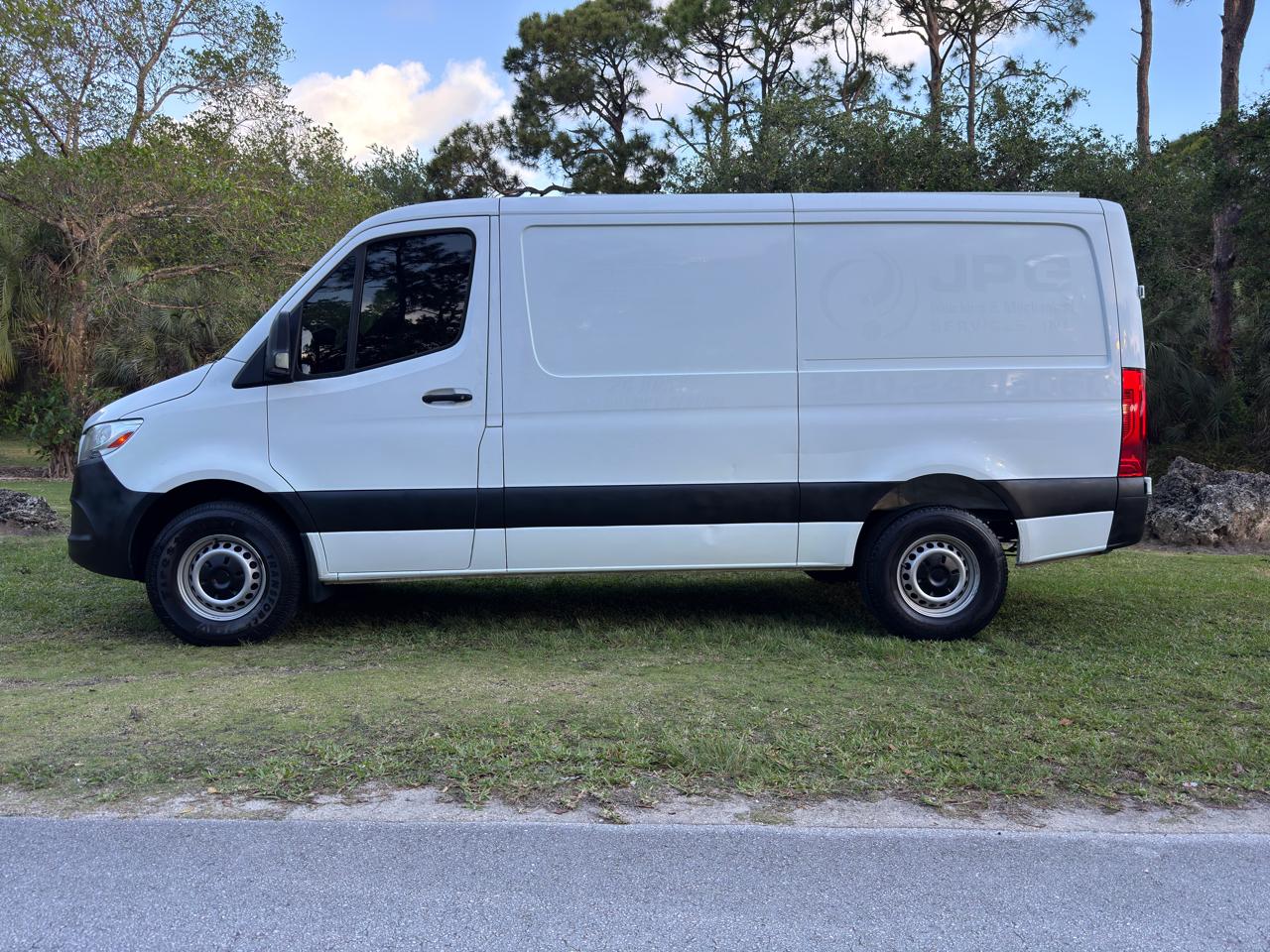 Freightliner Sprinter Van 2500 Standard Roof V6 144" RWD 2019